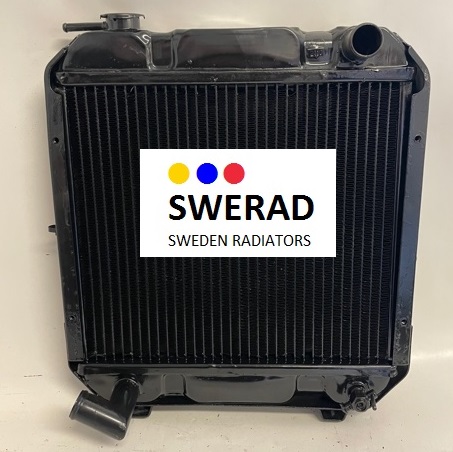 En svart Värmeelement Chevrolet kylare med märkesetiketten "SWERAD", inklusive texten "SWEDEN RADIATORS", fäst på framsidan.
