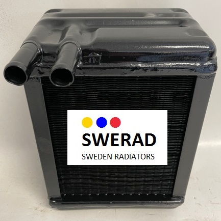 En svart Kylare Massey Ferguson skördetröska radiator med två röranslutningar ovanpå. Framsidan har en vit etikett med texten "SWERAD SWEDEN RADIATORS" och tre färgade prickar i rött, blått och gult.