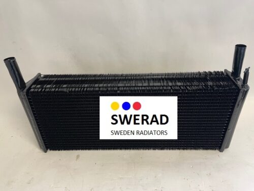 En Värmeelement Chevrolet radiator med etiketten "SWERAD SWEDEN RADIATORS" på vit bakgrund, placerad upprätt på en slät yta.