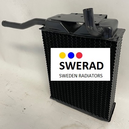 En svart Värmeelement Chevrolet kylare med etiketten "SWERAD SWEDEN RADIATORS", med tre färgade prickar (röd, gul, blå) ovanför texten.