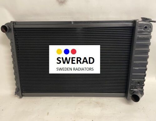 En bilkylare märkt "Kylare Pontiac" med märket SWERAD Sweden Radiators, med flerfärgade prickar ovanför varumärket.
