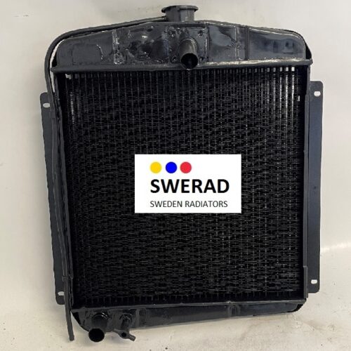 En svart Kylare Volvo bilkylare med en klistermärke på frontgrillen som visar texten "SWERAD, Sweden Radiatorer.