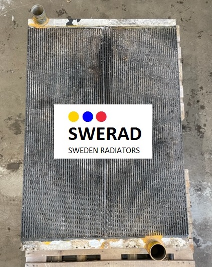En stor Kylare CBI flishugg metallradiator med en SWERAD Sweden Radiators logotyp i mitten, placerad på en träpall i industriell miljö.