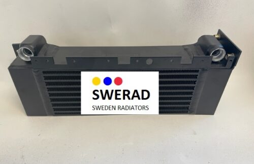 En svart kylare märkt "Oljekylare Volvo BM lastmaskin", prydd med blå, gula och röda prickar ovanför texten.