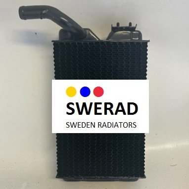 Bild på en svart Värmeelement Chevrolet Sweden radiatorenhet, med ett rektangulärt bikakemönster och två utskjutande rör ovanpå. SWERAD-logotypen är väl synlig framme.