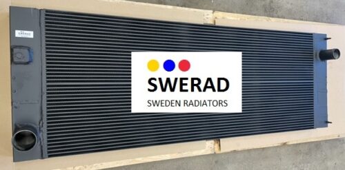 En stor Kylare CBI flishugg kylare i metall med ett svart galler och två röranslutningar visas horisontellt. En etikett i mitten lyder "SWERAD SWEDEN RADIATORS" med en logotyp med tre färgade prickar.