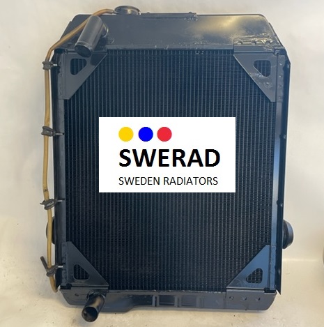 En svart "Kylare Huddig traktorgrävare"-kylare med etiketten "SWERAD SWEDEN RADIATORS", med blå, gula och röda prickar ovanför texten.