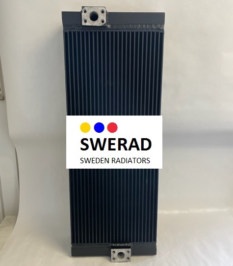 En stor svart kylare märkt "Oljekylare Liebherr grävmaskin" från SWERAD - Sweden Radiatorer, med en logotyp med tre färgade prickar ovanför texten, fäst på framsidan.