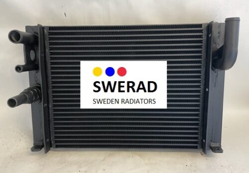 En svart Oljekylare Belos redskapsbärare med företagets logotyp och texten "SWERAD SWEDEN RADIATORS" uppsatt i mitten.