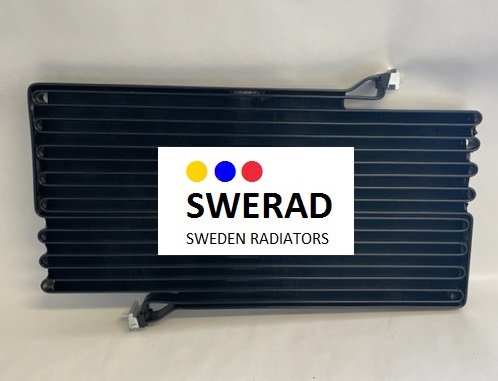 En Värmeelement Dodge radiator i svart, med flera horisontella rör och en vit etikett i mitten prydd med tre färgade prickar (blå, gul, röd) tillsammans med texten "SWERAD SWEDEN RADIATORS.