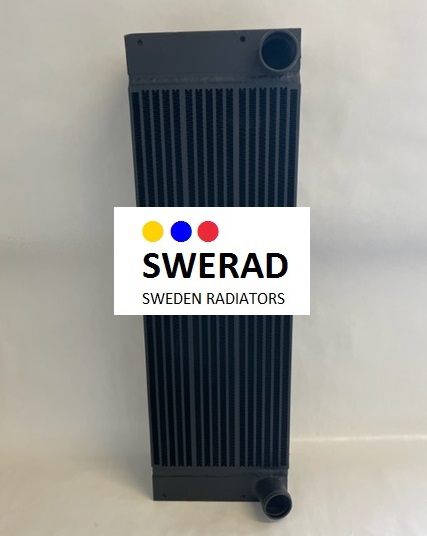 Svart Kylare Lundberg redskapsbärare med etiketten "SWERAD SWEDEN RADIATORS" på framsidan. Tre färgade punkter (blå, gul och röd) visas ovanför texten. Två öppningar syns uppe och nere till höger.
