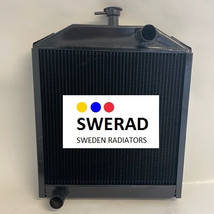 En svart kylare märkt "Kylare Valmet traktor" med logotypen "SWERAD SWEDEN RADIATORS" med gula, blå och röda prickar.