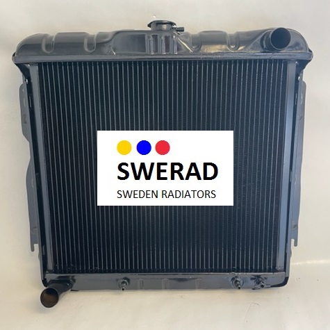 En svart Kylare Plymouth radiator med en vit etikett märkt med "SWERAD SWEDEN RADIATORS" och tre färgade prickar (gula, blå, röda) ovanför texten.