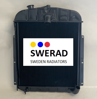 En svart Värmeelement Dodge bilkylare med en central logotyp som läser "SWERAD SWEDEN RADIATORS" och tre färgade prickar: gul, röd och blå.