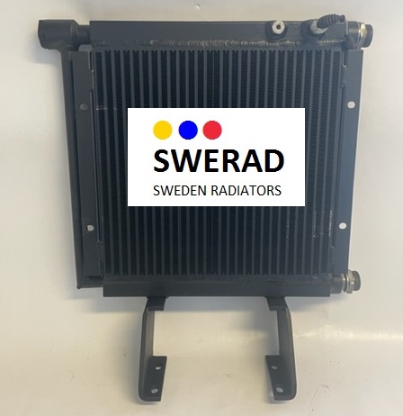 En svart "Oljekylare Special" radiator är monterad mot en vit bakgrund och visar en etikett med texten "SWERAD" och "SWEDEN RADIATORS" under tre färgade prickar (blå, gul, röd).