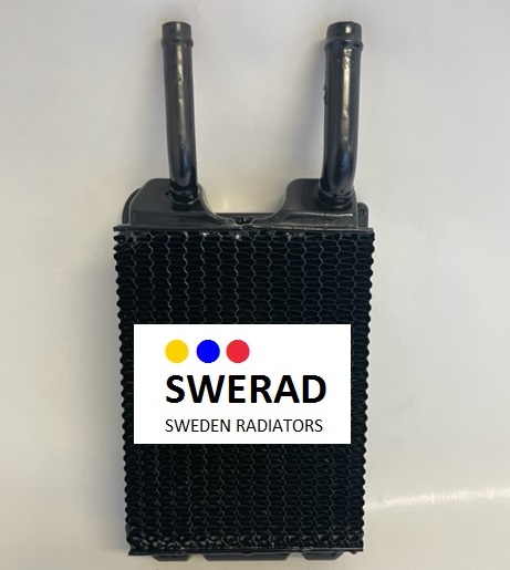Bild på en svart Värmeelement Ford-kylare med två in-/utloppsrör upptill. Radiatorn är försedd med en etikett med texten "SWERAD Sweden Radiatorer" med en logotyp med tre färgade prickar.