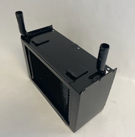 En svart rektangulär Värmeelement Chrysler kylradiator med två utskjutande svarta rör, placerad på en vit yta.