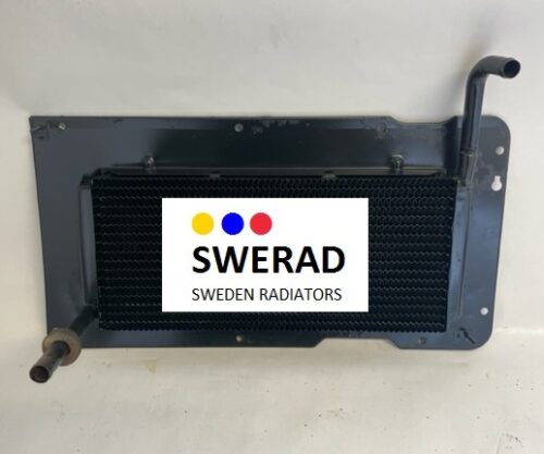 Värmeelement Dodge, med ett metallelement för radiator med en bifogad svart radiatorkärna, visas. Logotypen på enheten visar texten "SWERAD" och "Sweden Radiatorer", tillsammans med färgade prickar ovanför texten.