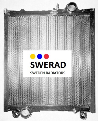 Kylare med texten "SWERAD SWEDEN RADIATORS" och tre färgade prickar på framsidan, speciellt för en Kylare John Deere traktor.