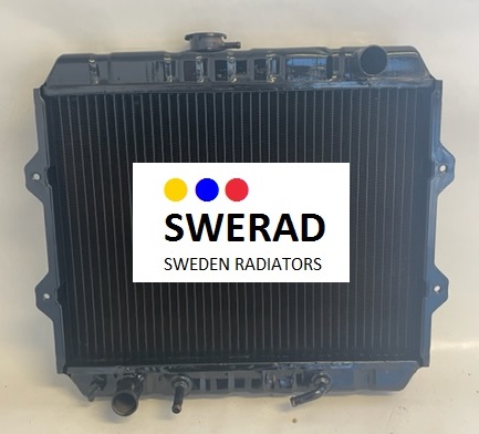 En Kylare Mitsubhishi lastbils kylare med en etikett som säger "SWERAD SWEDEN RADIATORS" och tre färgade prickar i blått, gult och rött.