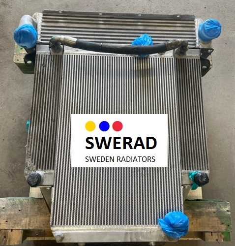 En stor Intercooler Volkswagen från Swerad Sverige Radiatorer, inlindad och skyddad med blå plastöverdrag på hörnen, placerad på en träpall.