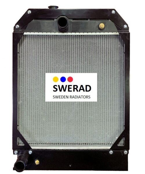 En Kylare JCB lastmaskin radiator i svart och grått, med mässingsportar och en "SWERAD Sweden Radiators"-dekal på framsidan.