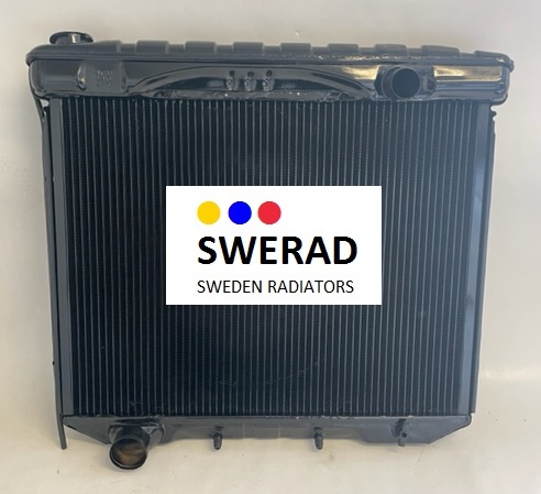 Bild på en svart kylare märkt "Kylare JCB traktor" med en "SWERAD"-logotyp framträdande i mitten. Texten under logotypen lyder "SVERIGE RADIATORER." Radiatorn placeras mot en ljus bakgrund.