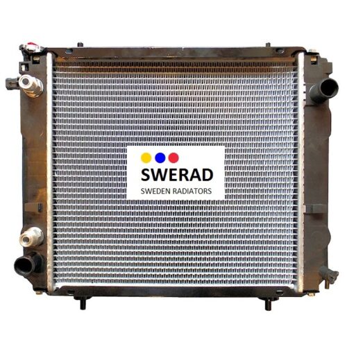 En bilkylare märkt med "SWERAD Sweden Radiatorer" på det främre mittområdet, med flera metallfenor och flera röranslutningar på sidorna, speciellt designad som en Kylare JCB grävmaskin.