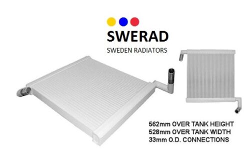 En stor och en mindre radiator med vinklade sidorör visas. Texten ovan lyder "SWERAD Sweden Radiatorer", med specifikationer nedan som indikerar en höjd på 562 mm, en bredd på 528 mm och en anslutningsdiameter på 33 mm. Denna produkt är Oljekylare JCB grävmaskin.