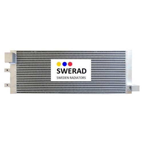 En rektangulär kylare från Swerad Sweden Radiatorer kallad Kylare JCB grävmaskin, med en logotyp med fyra färgade prickar och horisontella metallfenor.