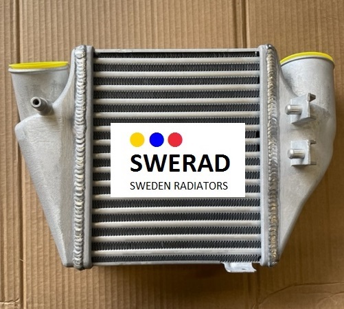 En silver intercooler för Volkswagen med etiketten "SWERAD SWEDEN RADIATORS" i mitten, placerad på en kartongyta.