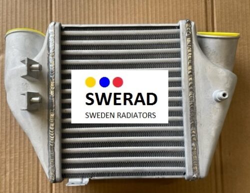 En mellankylare i metall märkt "Intercooler Volkswagen" med svetsade fogar placeras på en kartongyta.