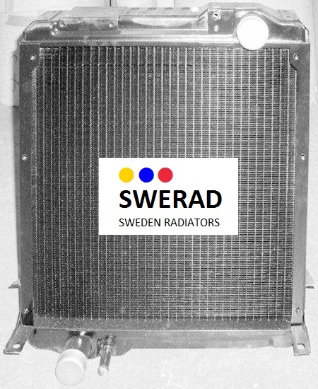 En Kylare Massey Ferguson traktorkylare visas med en etikett som indikerar "SWERAD SWEDEN RADIATORS" i svart text, tillsammans med tre färgade punkter ovanför texten (blå, röd och gul).
