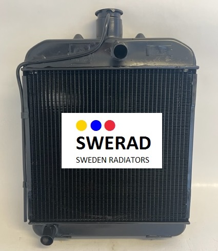 En svart industrikylare, närmare bestämt Kylare Volvo BM traktor, med logotypen "SWERAD SWEDEN RADIATORS" prydd med tre färgade prickar (gula, blå, röda) ovanför texten.