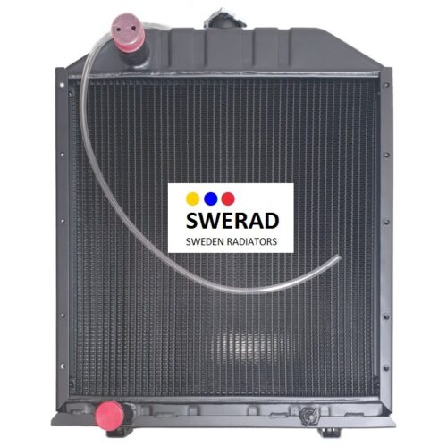 Närbild av en svart Kylare Fiatagri traktor kylare med logotypen "SWERAD Sweden Radiators" i mitten, med röda och svarta lock och ett genomskinligt rör fäst.