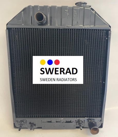 En kylare som heter "Kylare Rottne skotare", med en grå kropp, svart rutnät och flera rör, är märkt "SWERAD SWEDEN RADIATORS" med en logotyp som visar fyra färgade prickar.