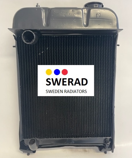 En svart radiator med silver topp- och bottensektioner ses. Etiketten i mitten läser "Kylare Singer" och har tre färgade prickar: gul, röd och blå.