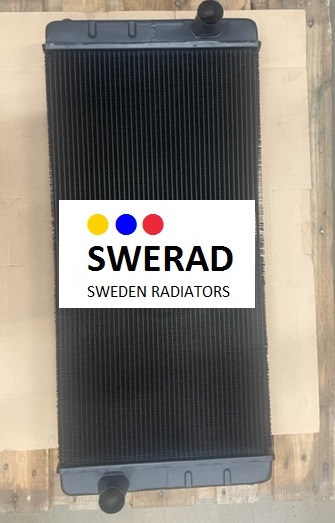 Bild av en svart bilkylare med en vit etikett med texten "Swerad, Sweden Radiators" med tre färgade prickar (gula, blå, röda) ovanför texten. Detta är Kylare Caterpillar industrimotormodell.