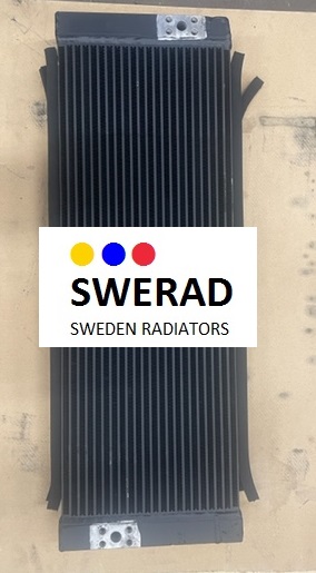 Kylare märkt "Kylare Caterpillar industrimotor", med en svart flänsförsedd kärna med metallkåpor i båda ändar, mot en beige bakgrund.