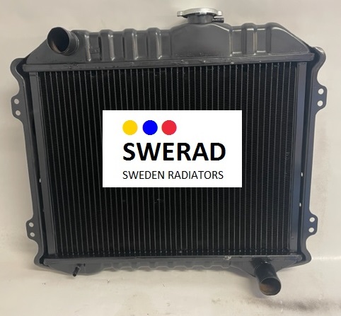 En Kylare Iseki åkgräsklippare med svart finish, med en central etikett som lyder "SWERAD SWEDEN RADIATORS" och har tre färgade prickar ovanför texten.