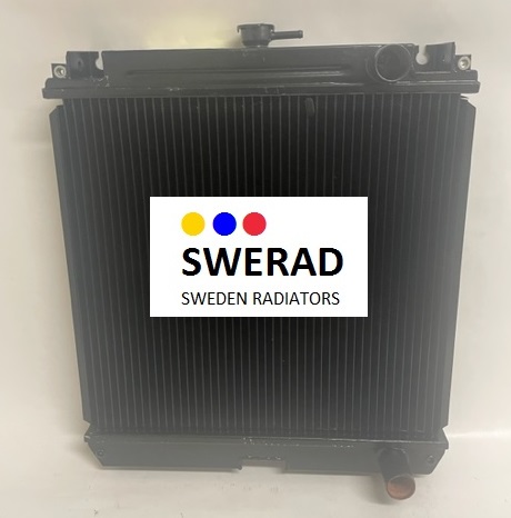 En Oljekylare Bruks flishugg radiator i svart, med en vit etikett med texten "SWERAD Sweden Radiators" och prickade accenter i blått, gult, rött och svart.
