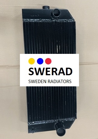 En svart Oljekylare Bruks flishugg med logotypen "SWERAD" och texten "SWEDEN RADIATORS", med tre färgade cirklar (blå, gul, röd), visas mot en beige bakgrund.