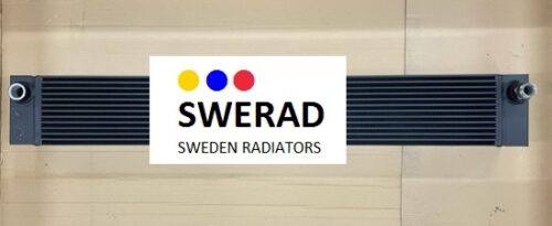 En långsträckt svart Oljekylare Bruks flishugg radiator med en central vit SWERAD-logga med tre färgglada prickar (gula, blå och röda) tillsammans med texten "Sweden Radiatorer" under.