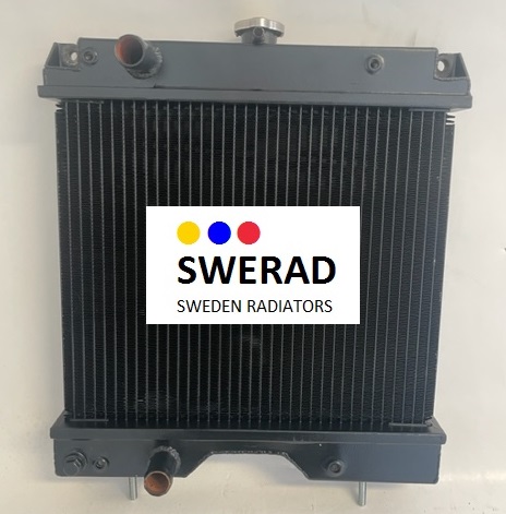Närbild av en Kylare SDMO elverk radiator med en etikett som visar texten "SWERAD SWEDEN RADIATORS" och färgglada prickar ovanför etiketten. Den har en industriell design med rör och metallkonstruktion.
