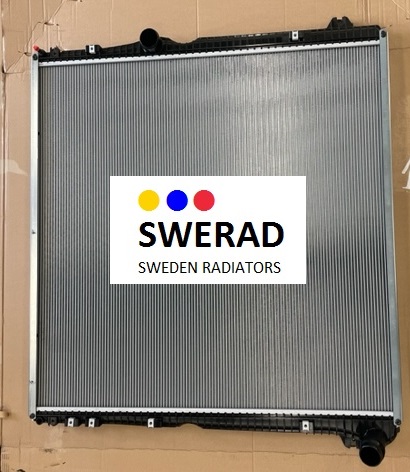 Bild av en rektangulär bilkylare märkt "Kylare SDMO elverk" fäst på framsidan. Kylaren har en korrugerad metallyta och plaständar.