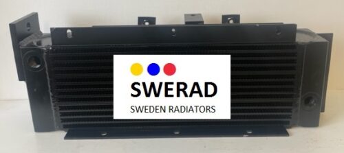 En svart kylare märkt "SWERAD Sweden Radiators" med tre färgade prickar i gult, blått och rött, identifierat som Oljekylare Volvo BM grävmaskin.