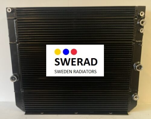 En svart Kombikylare Linde lastbilskylare med flera in- och utloppsportar visas mot en vanlig bakgrund. Centret har SWERAD-logotypen med texten "SWERAD SWEDEN RADIATORS.