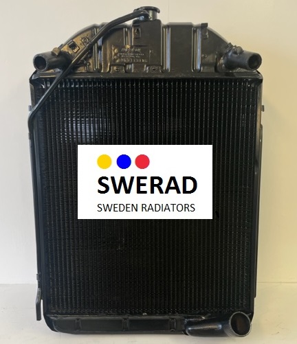 En svart Kylare Cadillac radiator har en vit etikett med texten "SWERAD SWEDEN RADIATORS" med färgade prickar ovanför texten. Kylaren har både övre och nedre slanganslutningar.