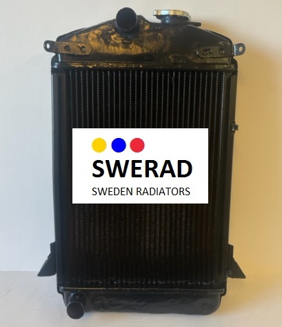 Produkten är en Kylare Triumph radiator i svart, med texten "SWERAD SWEDEN RADIATORS" och en logotyp med gula, blå och röda cirklar på framsidan, allt mot en enkel bakgrund.