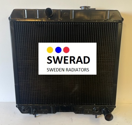 En svart bilkylare med namnet "Kylare Rottne" med etiketten "SWERAD SWEDEN RADIATORS" med blå, gula och röda prickar på en vit bakgrund.
